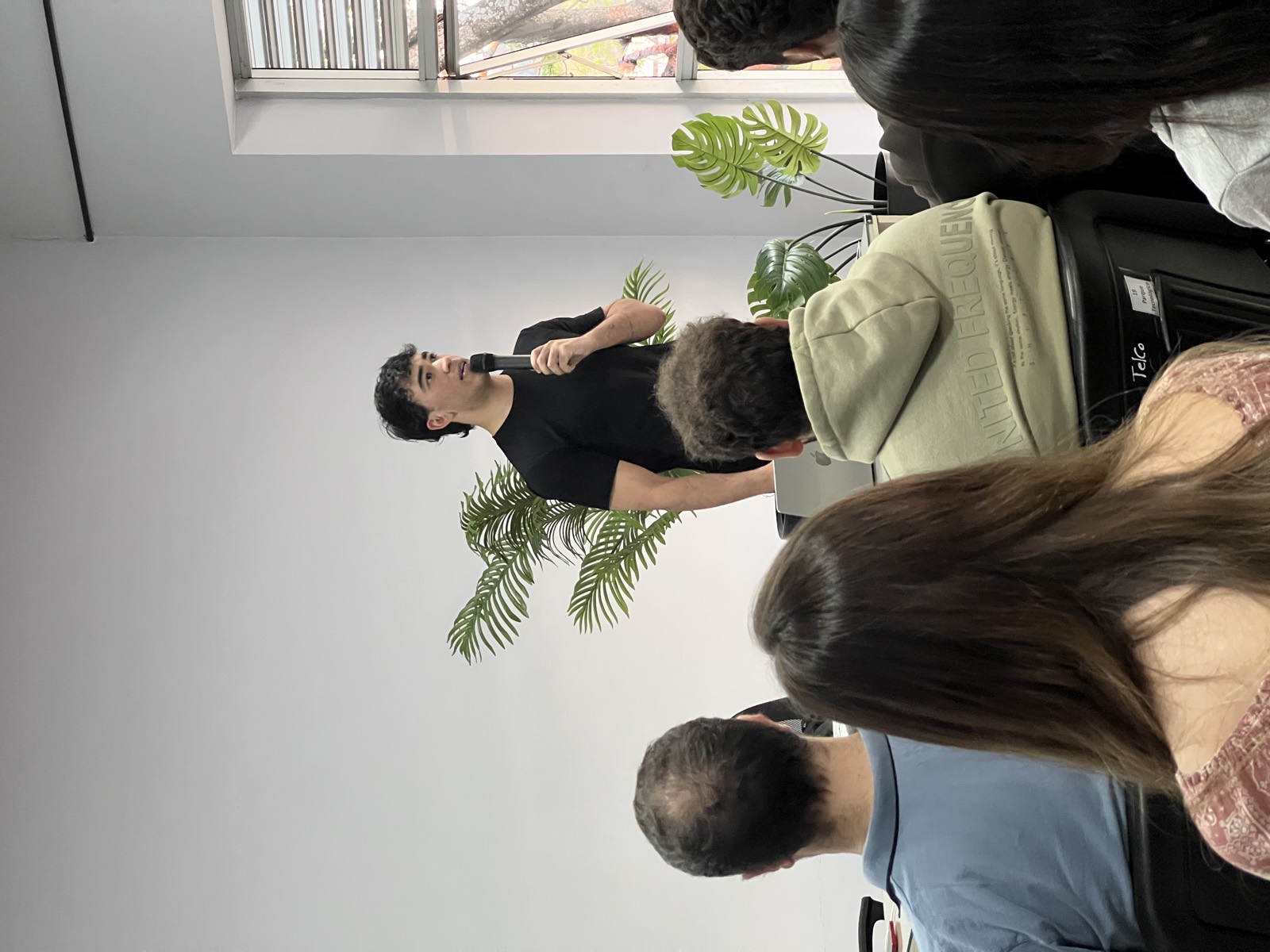 Una charla de pie, con micrófono