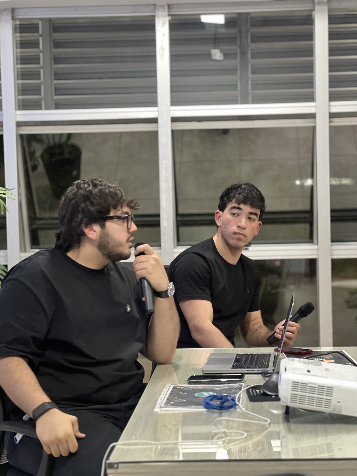 Quienes presentaron, sentados en la mesa